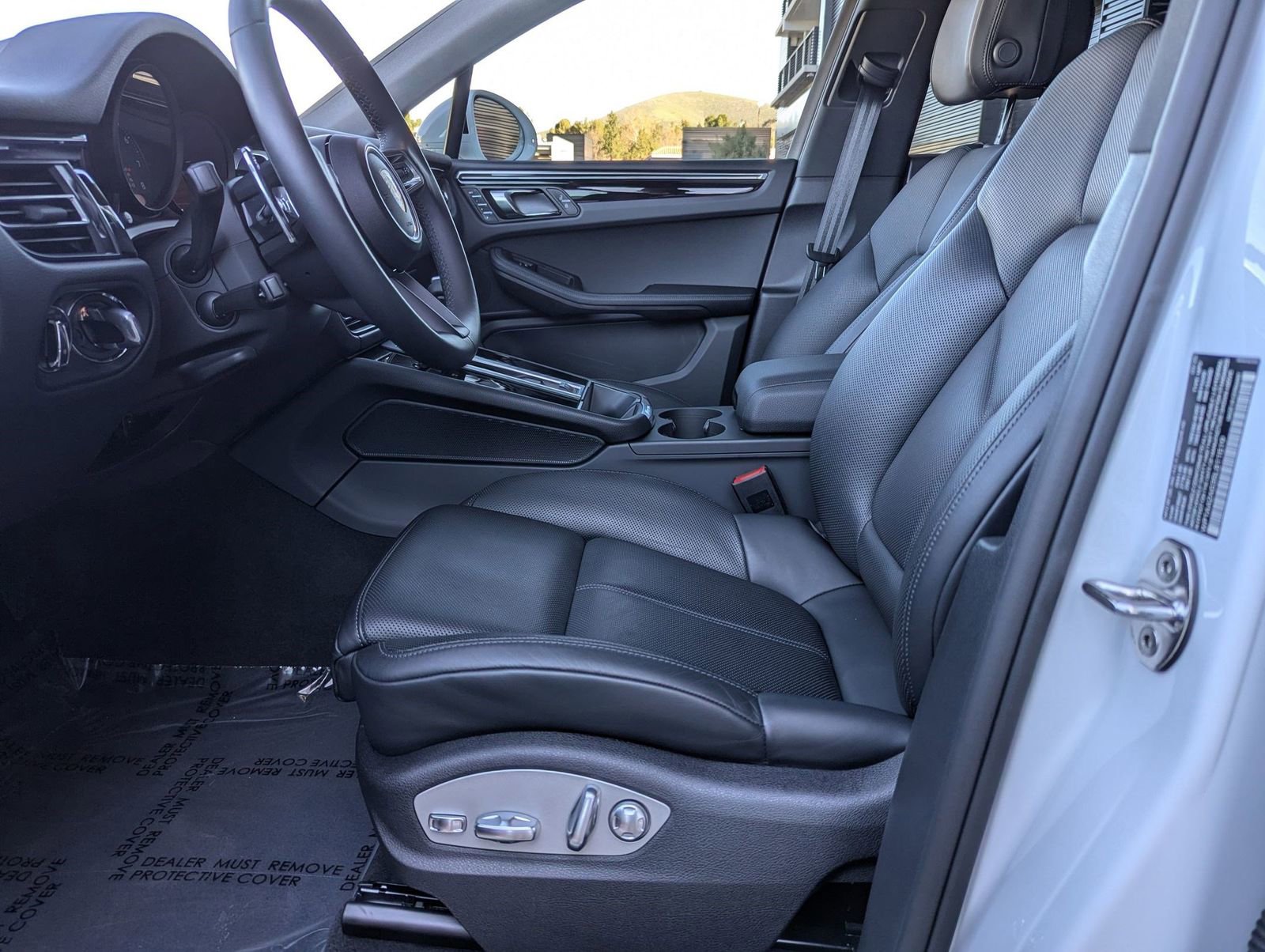 Certified 2025 Porsche Macan image 5