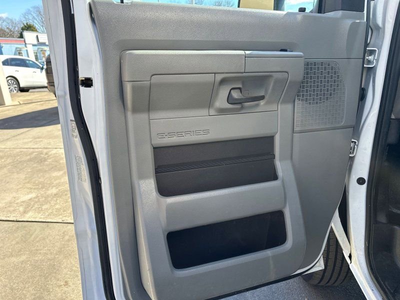 Used 2019 Ford E-450 and Econoline 450 Super Duty w/ Power Windows & Locks Group image 7