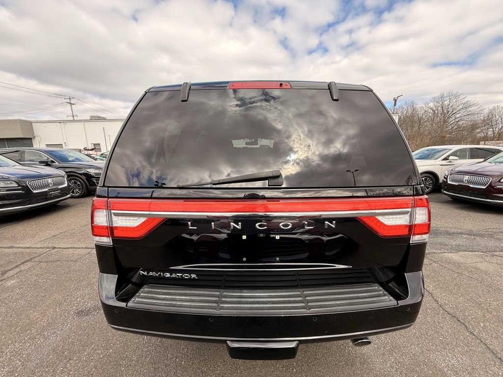 Used 2017 Lincoln Navigator Select image 4