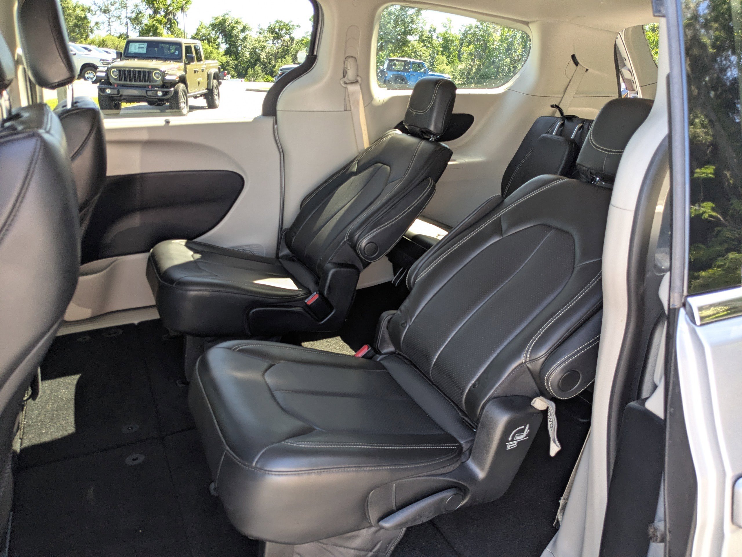 Certified 2020 Chrysler Voyager Lxi FWD image 13