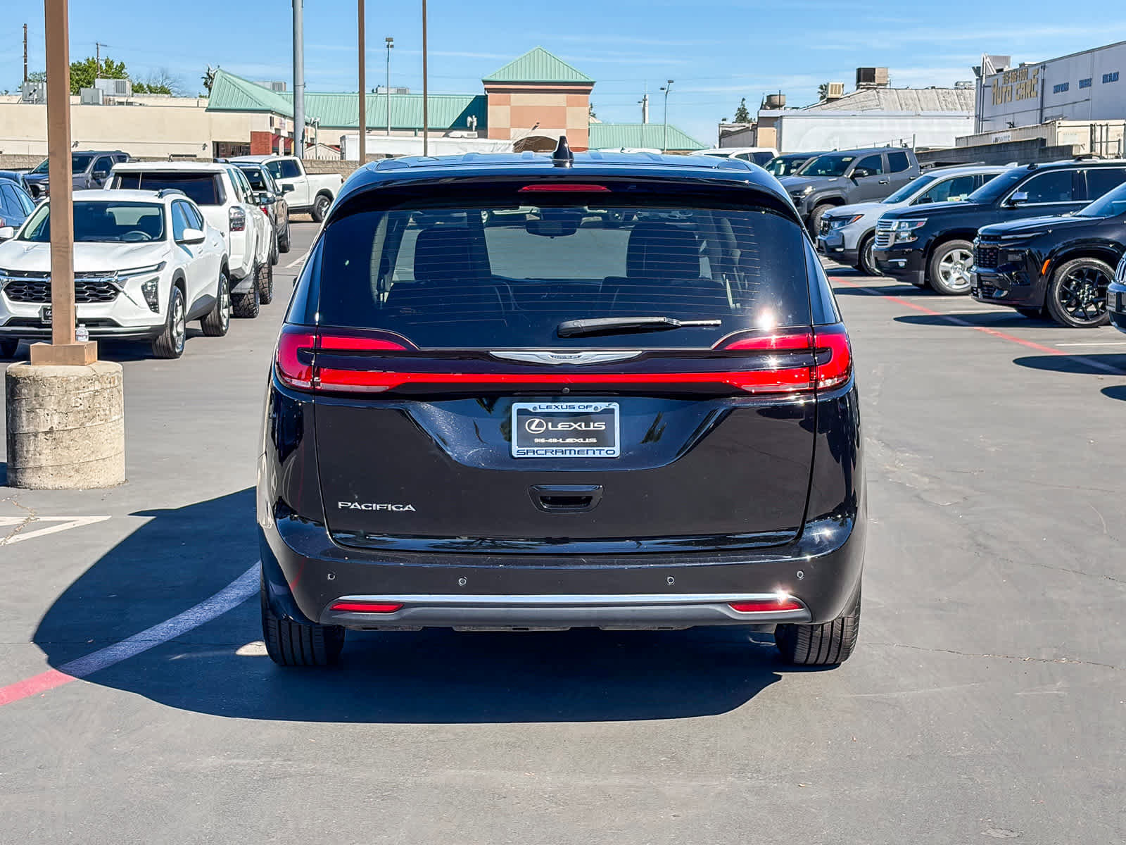 Used 2024 Chrysler Pacifica Touring-L image 3