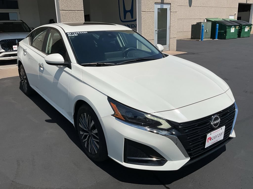 Used 2023 Nissan Altima 2.5 SV w/ SV Premium Package AWD/4WD image 3