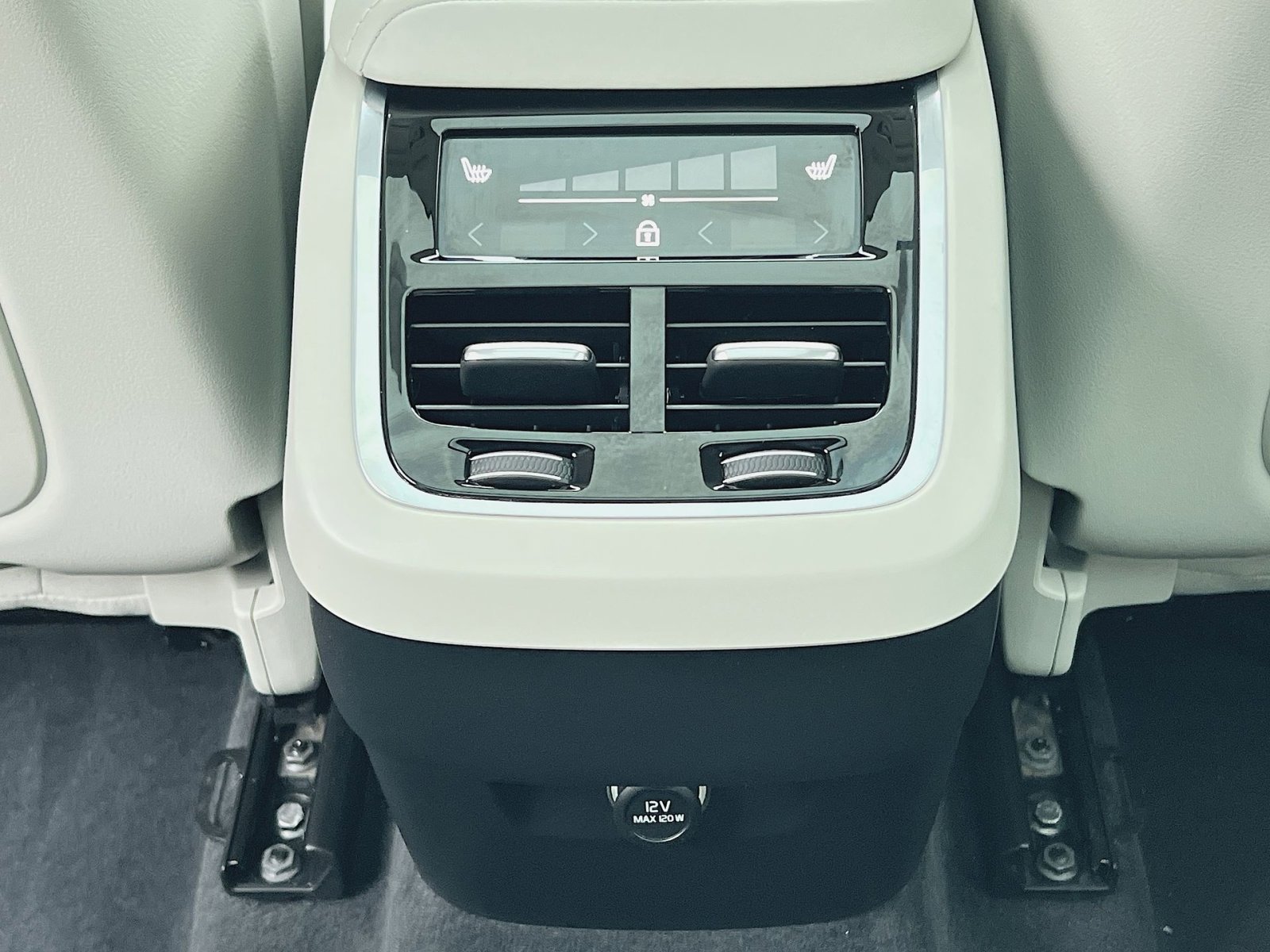 Used 2018 Volvo XC60 T6 Inscription w/ Luxury Seat Package image 23