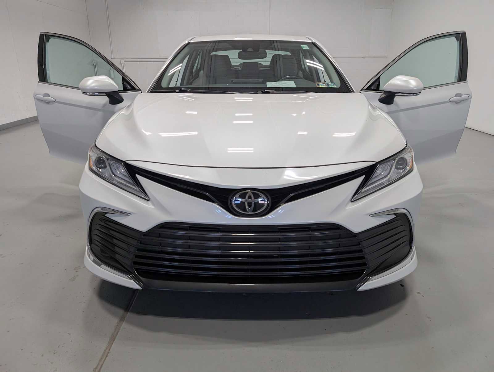 Used 2021 Toyota Camry XLE FWD image 13