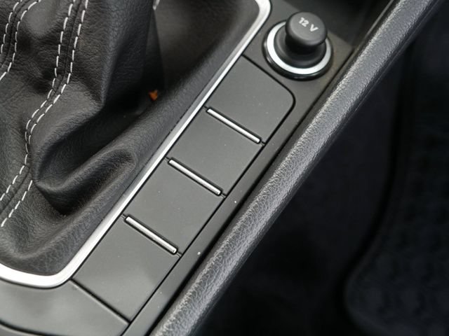 Certified 2023 Volkswagen Jetta SE FWD image 33