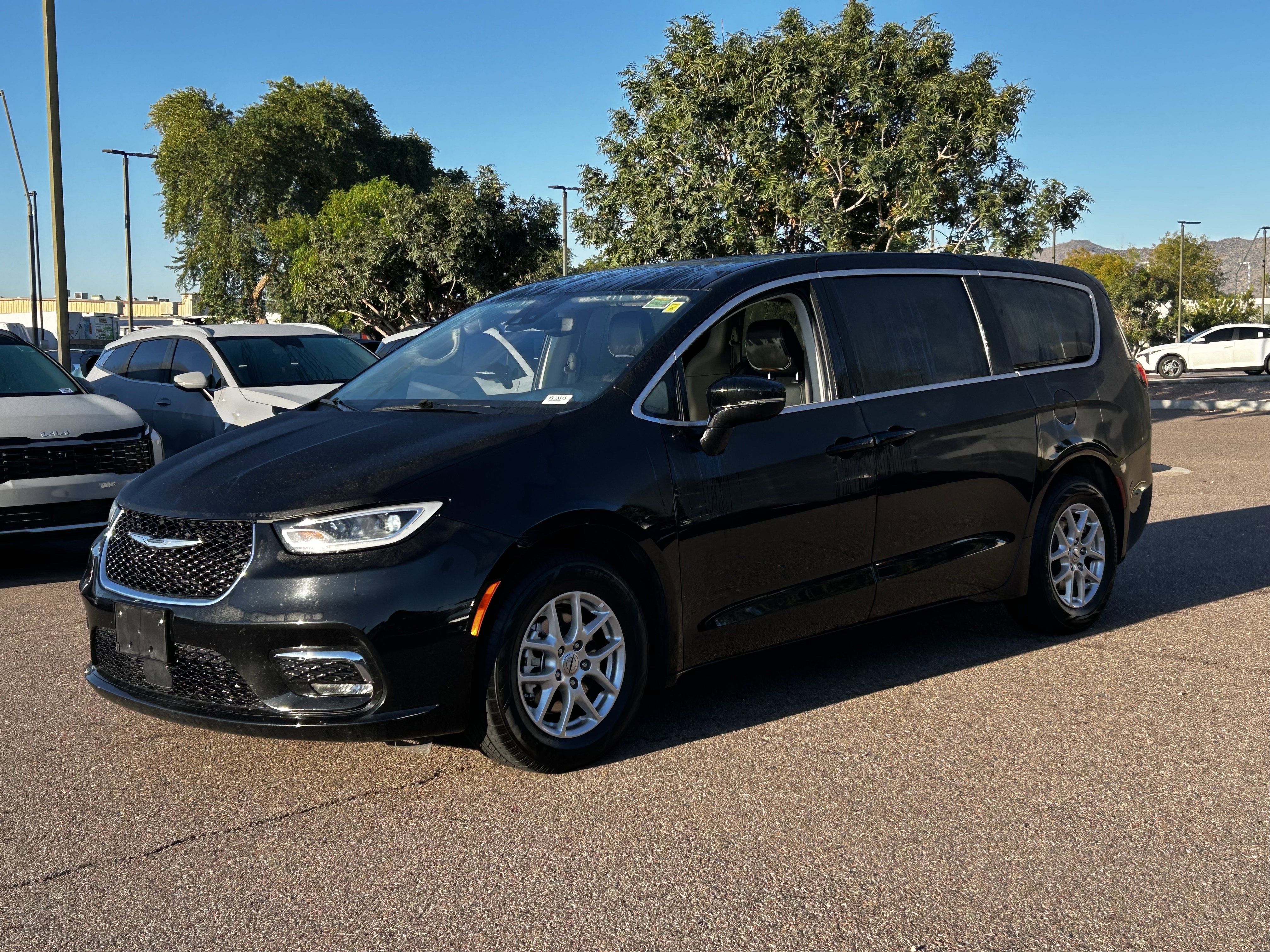 Certified 2024 Chrysler Pacifica Touring-L image 2