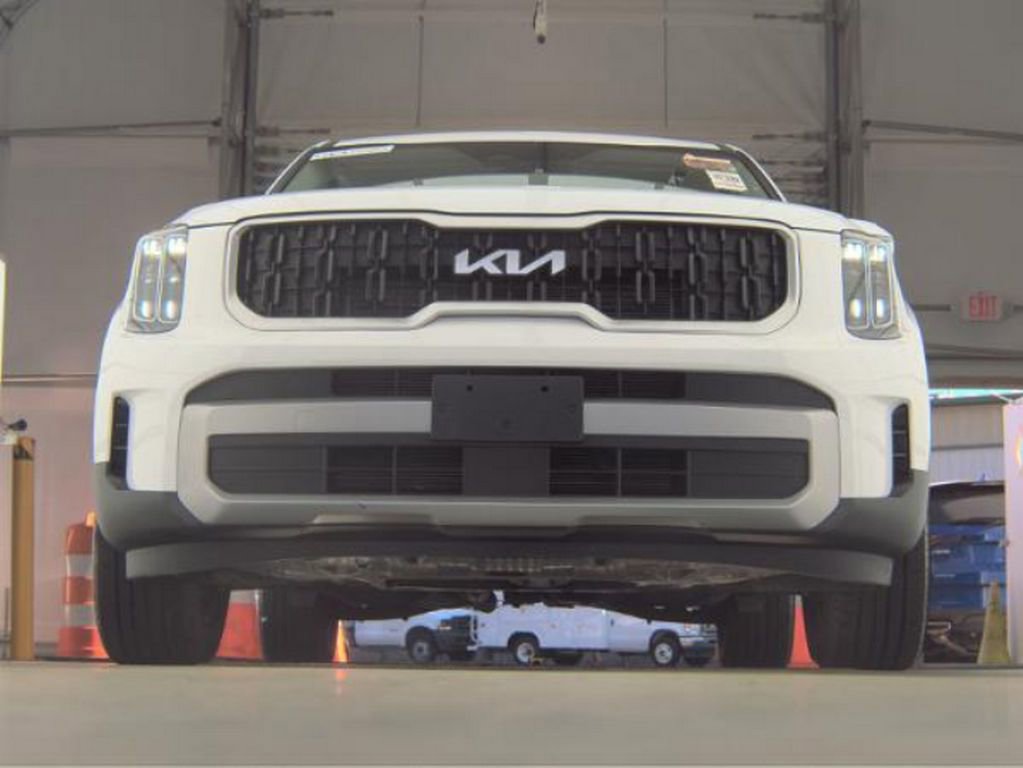 Used 2023 Kia Telluride LX image 3