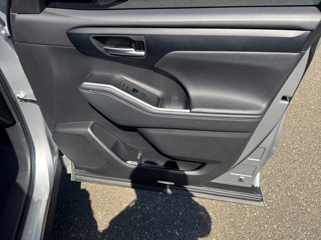Used 2023 Toyota Highlander XLE FWD image 17
