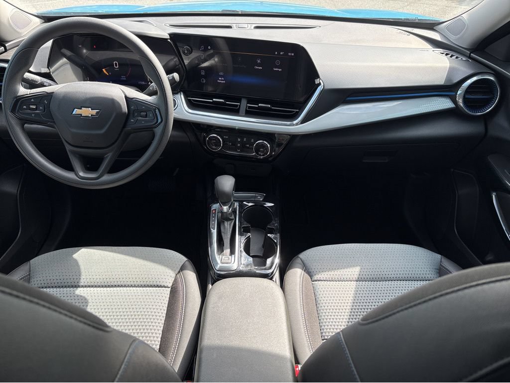 Used 2025 Chevrolet Trax LT FWD image 12