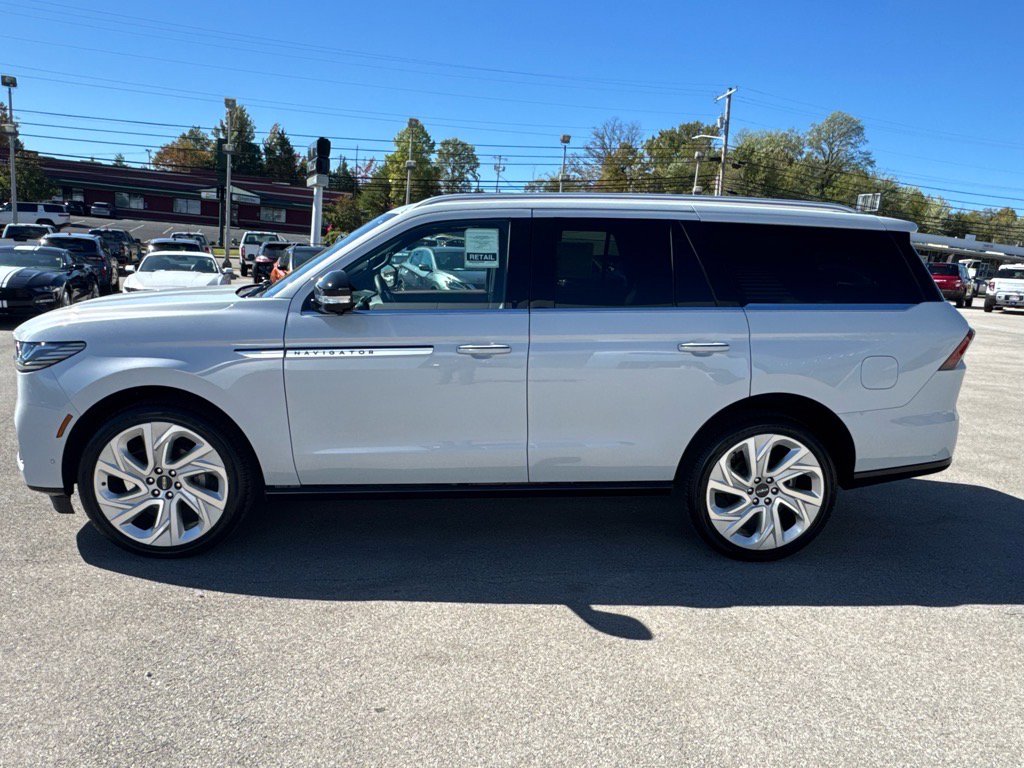 New 2025 Lincoln Navigator Reserve image 7
