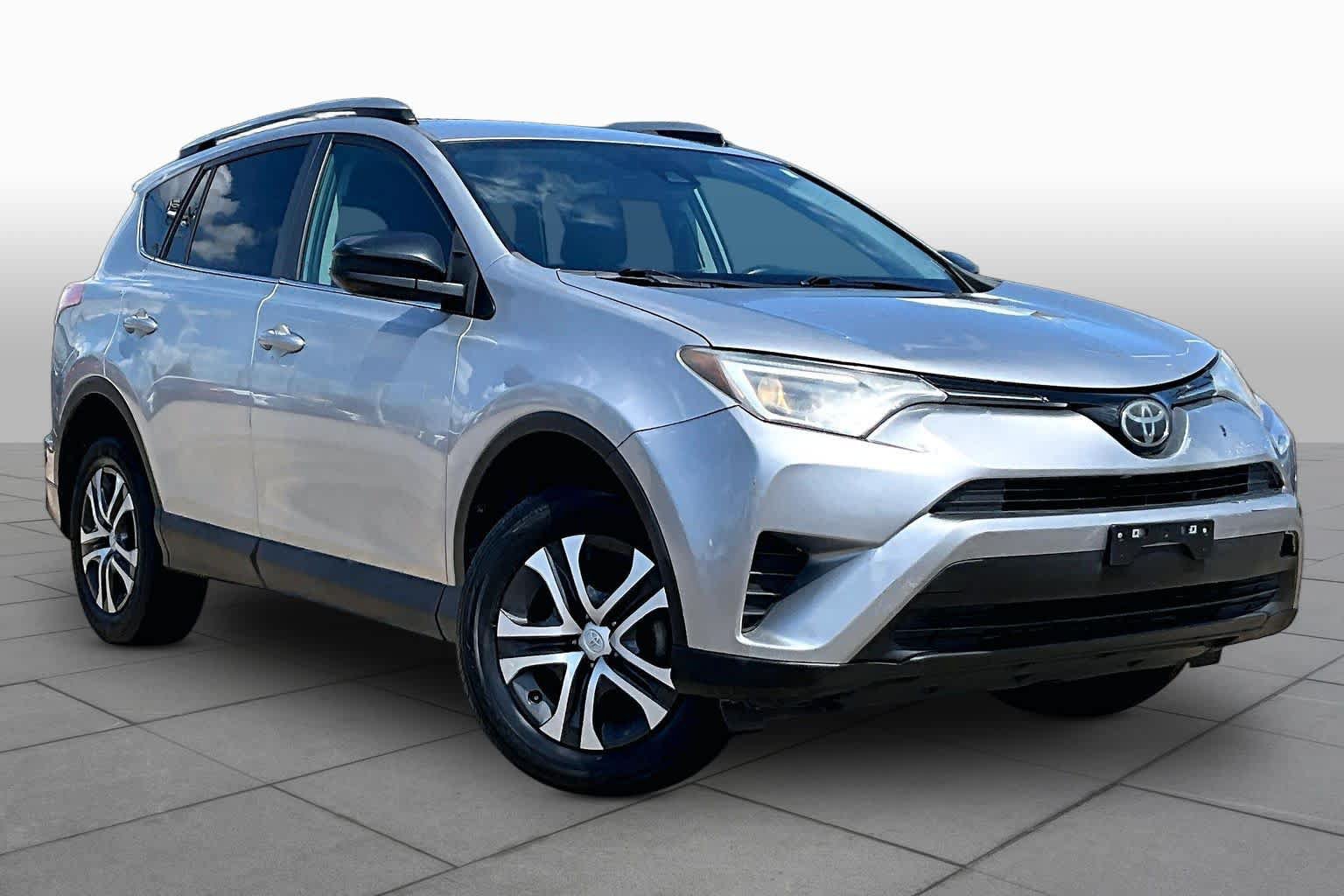 Used 2017 Toyota RAV4 LE FWD image 3