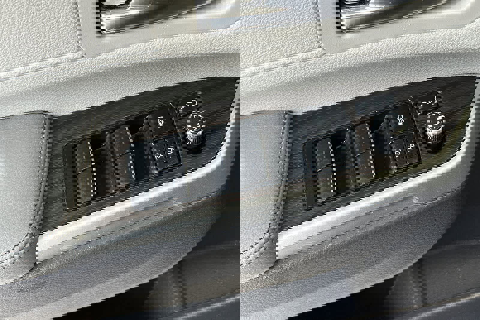 Used 2022 Toyota Sienna Limited image 13