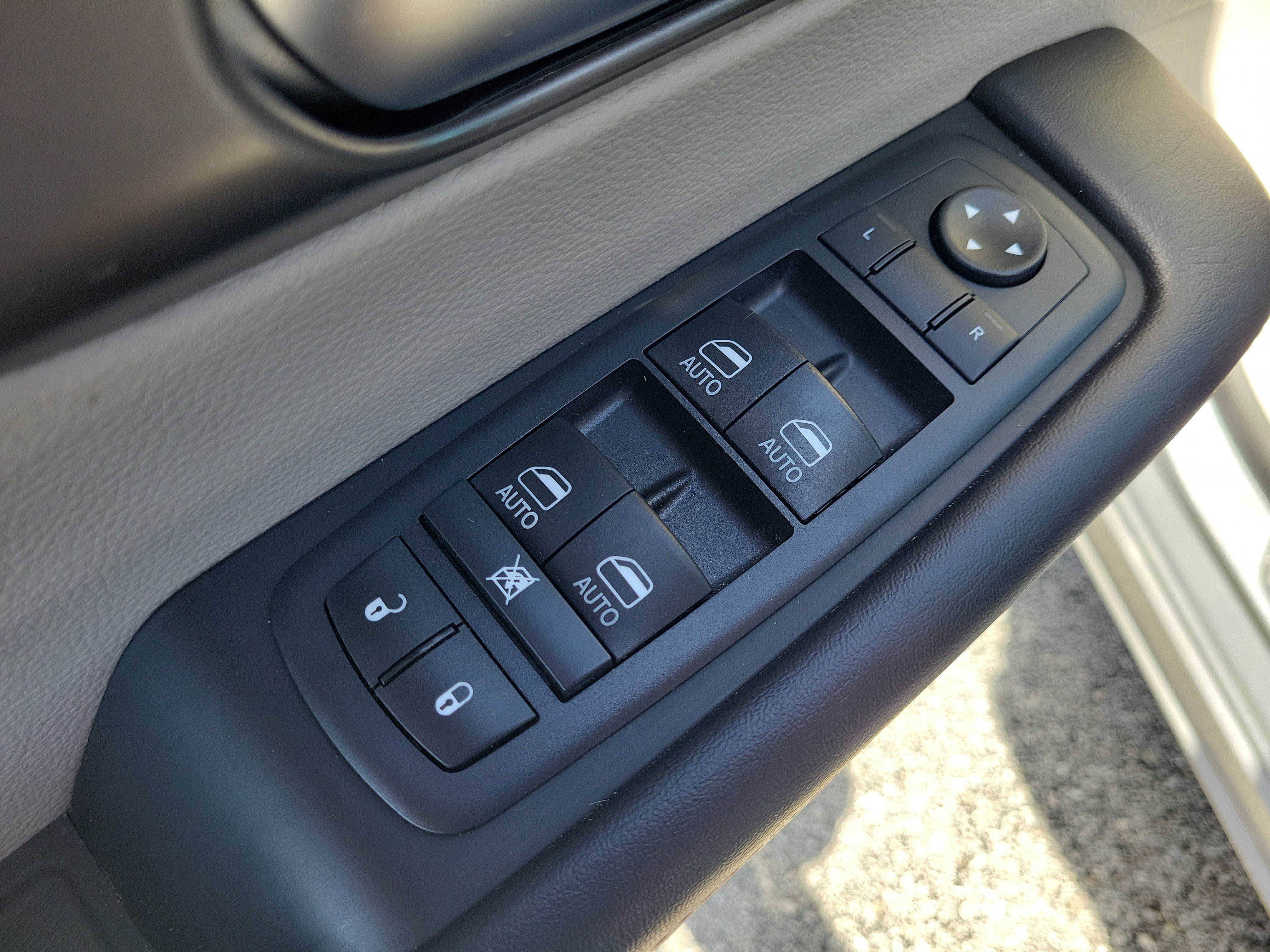 Used 2020 Chrysler Pacifica Touring-L Plus w/ Advanced Safetytec Group FWD image 12