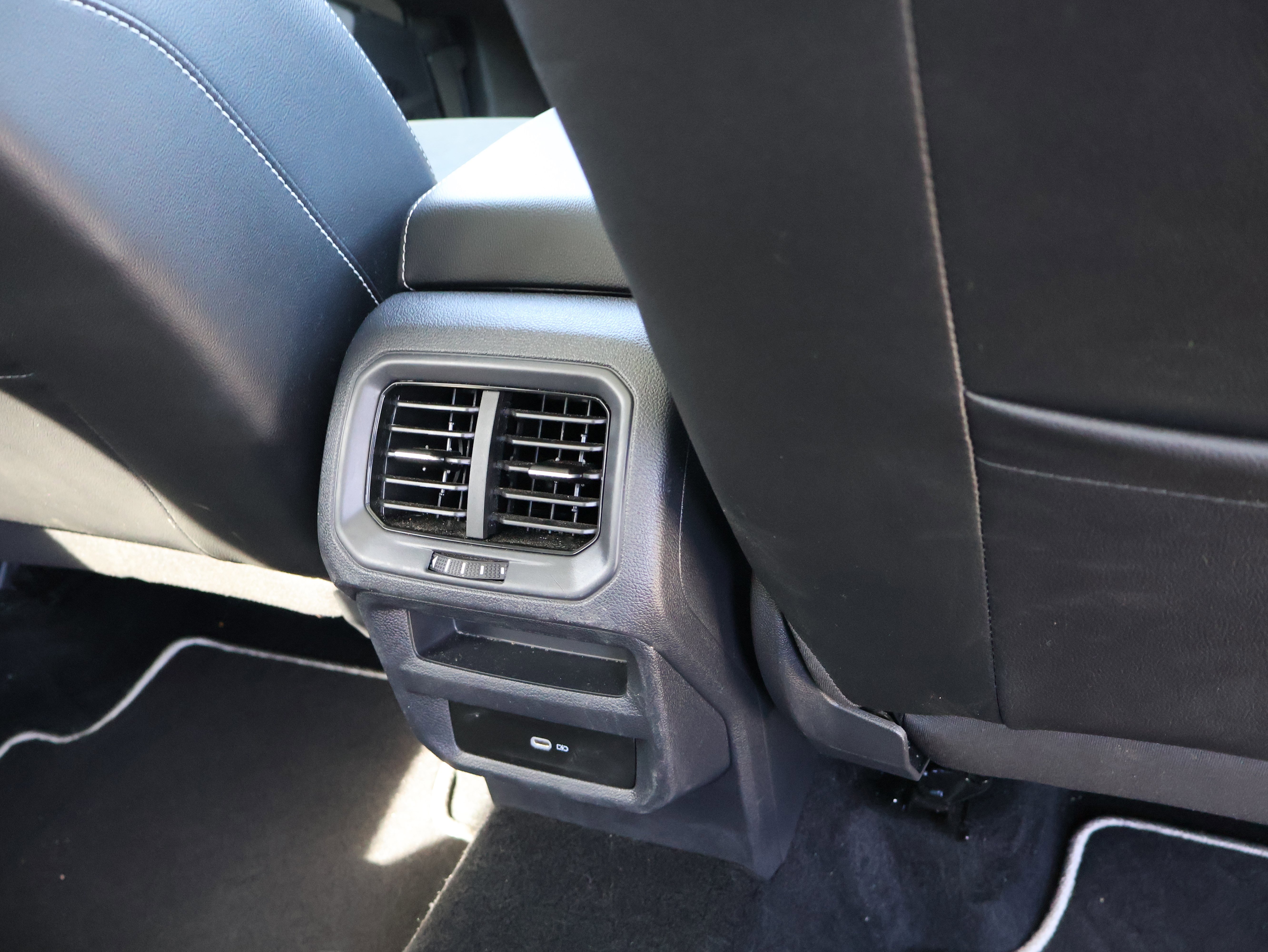 Used 2023 Volkswagen Taos SE w/ Panoramic Sunroof Package AWD/4WD image 14
