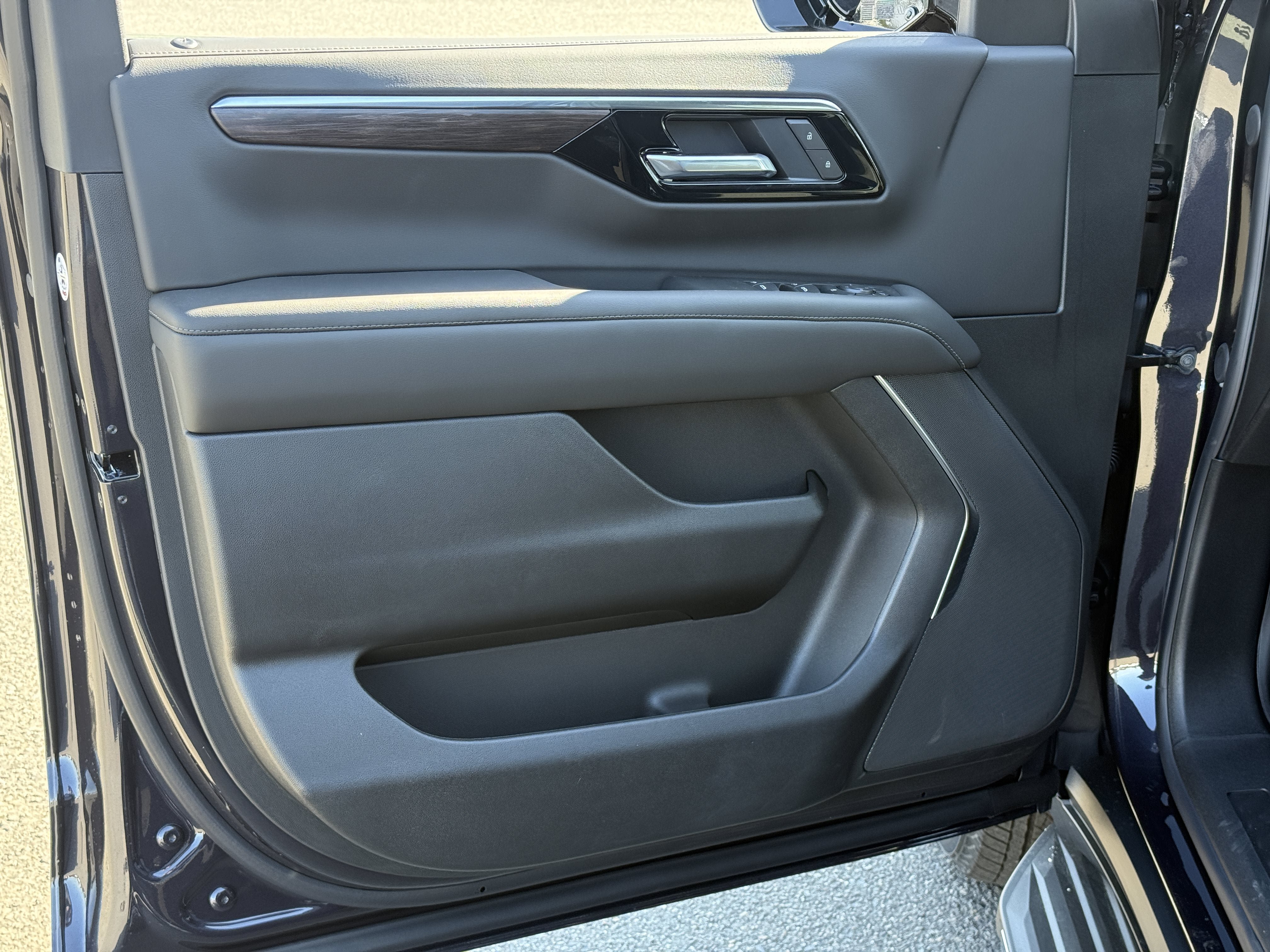 New 2026 Chevrolet Tahoe LS w/ LPO, Dark Essentials Package AWD/4WD image 9