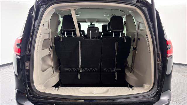 Used 2024 Chrysler Pacifica Touring-L FWD image 17