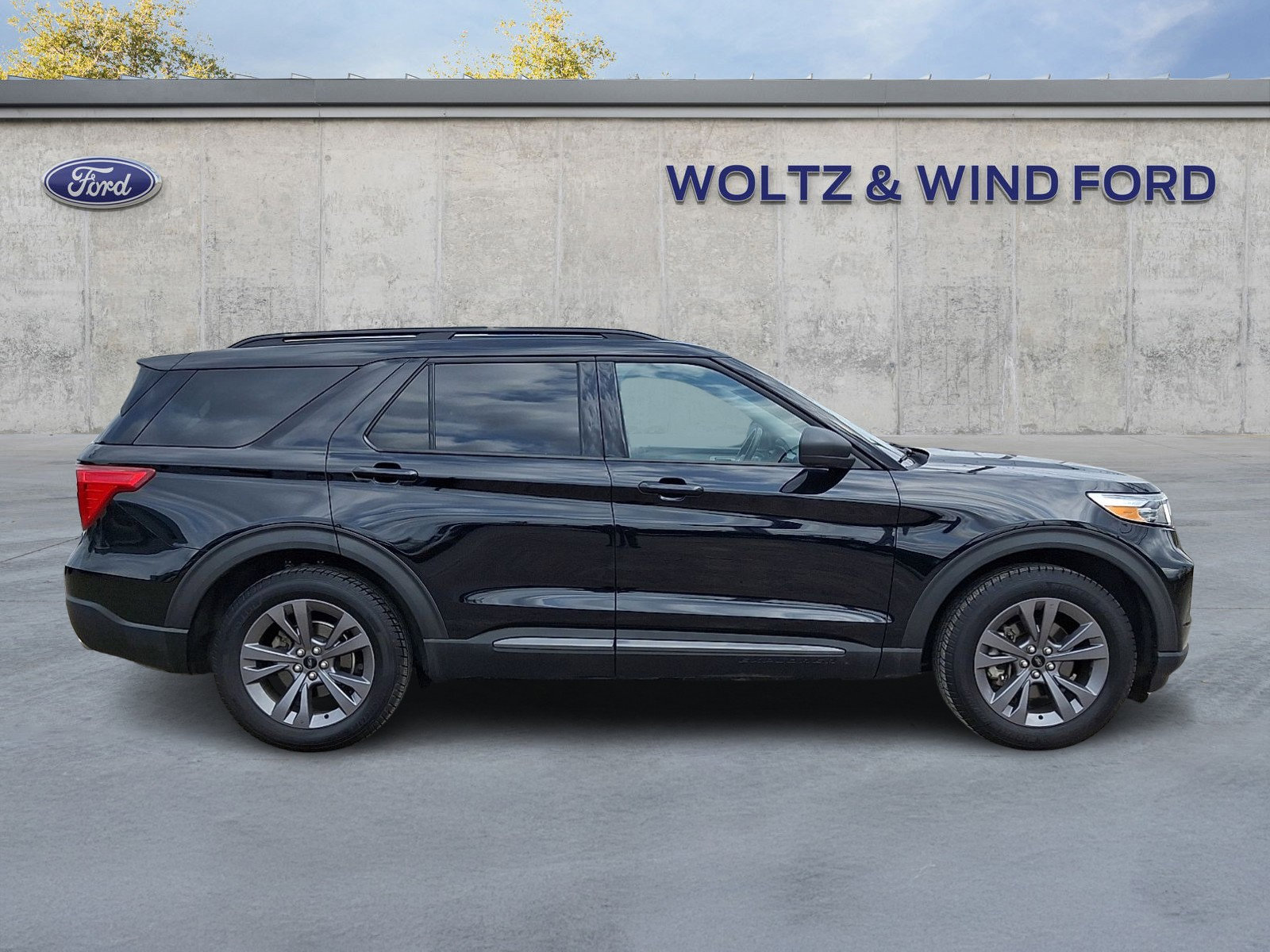 Used 2021 Ford Explorer XLT w/ Equipment Group 202A image 7