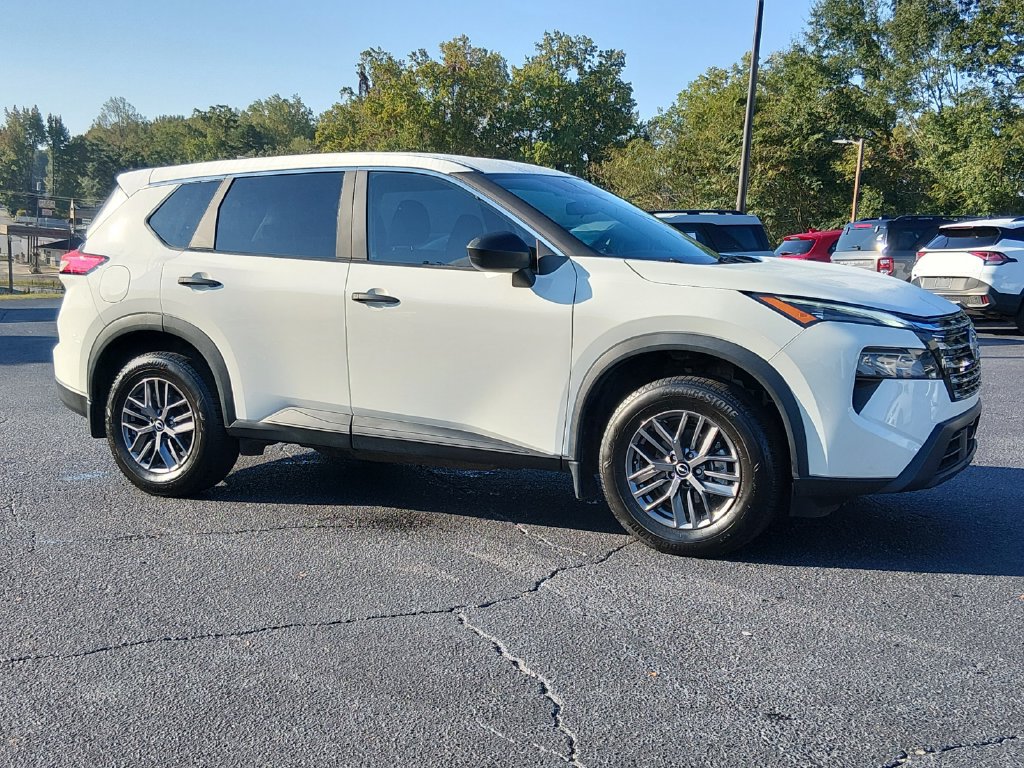 Used 2025 Nissan Rogue S FWD image 2