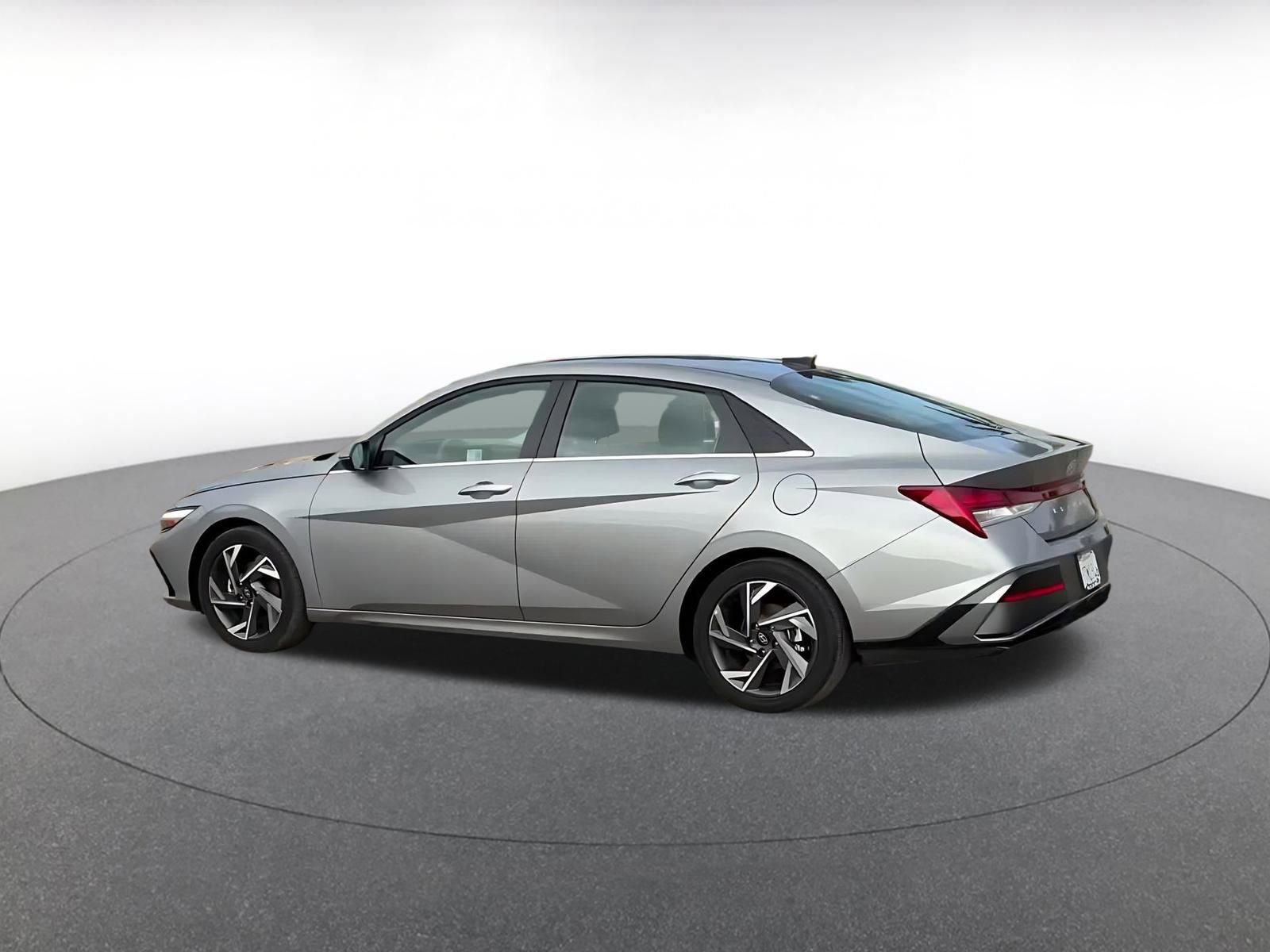 Used 2025 Hyundai Elantra Limited FWD image 9