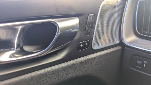 Used 2018 Volvo XC60 T6 R-Design w/ Convenience Package image 31