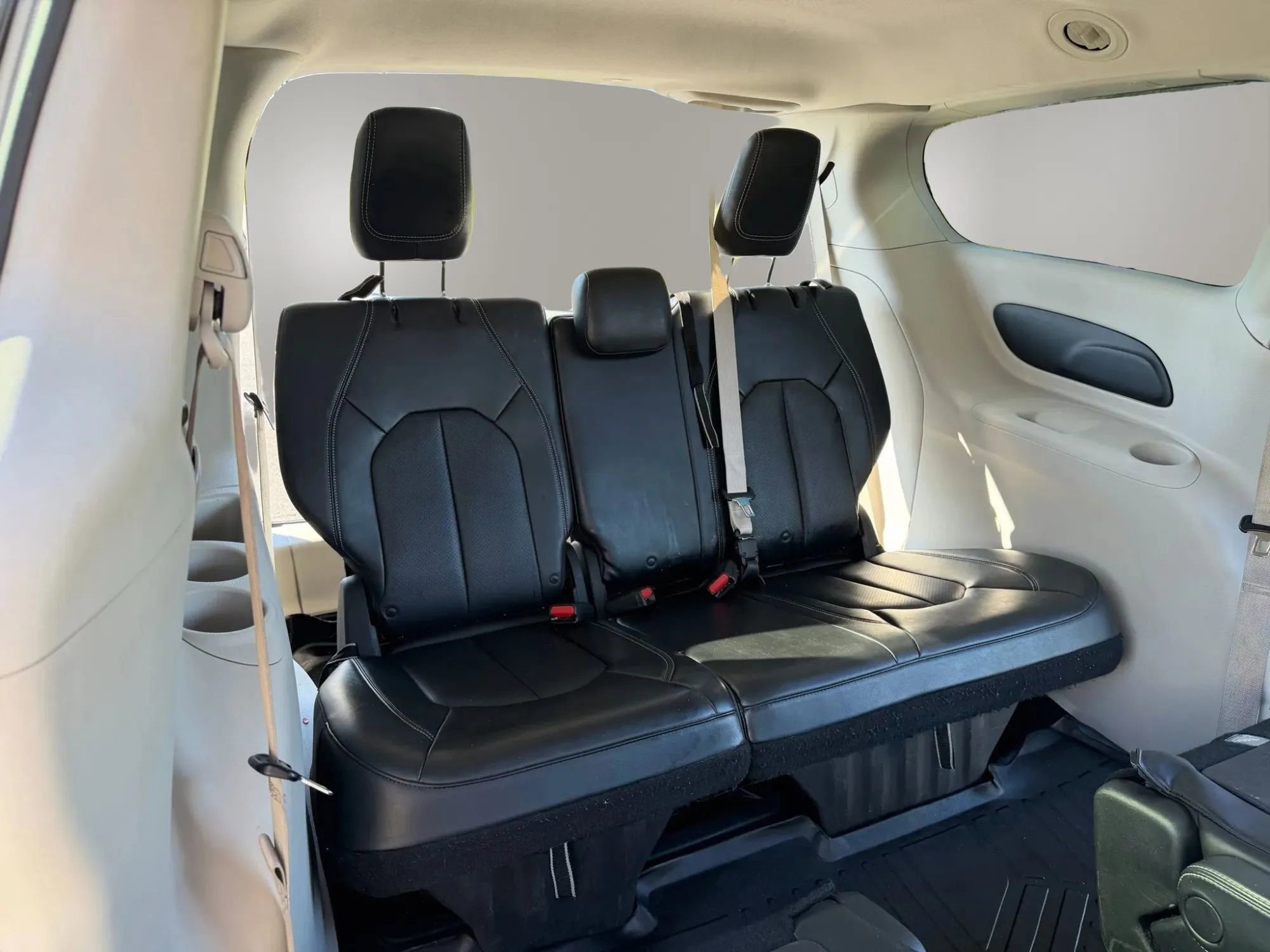 Used 2020 Chrysler Voyager Lxi FWD image 17