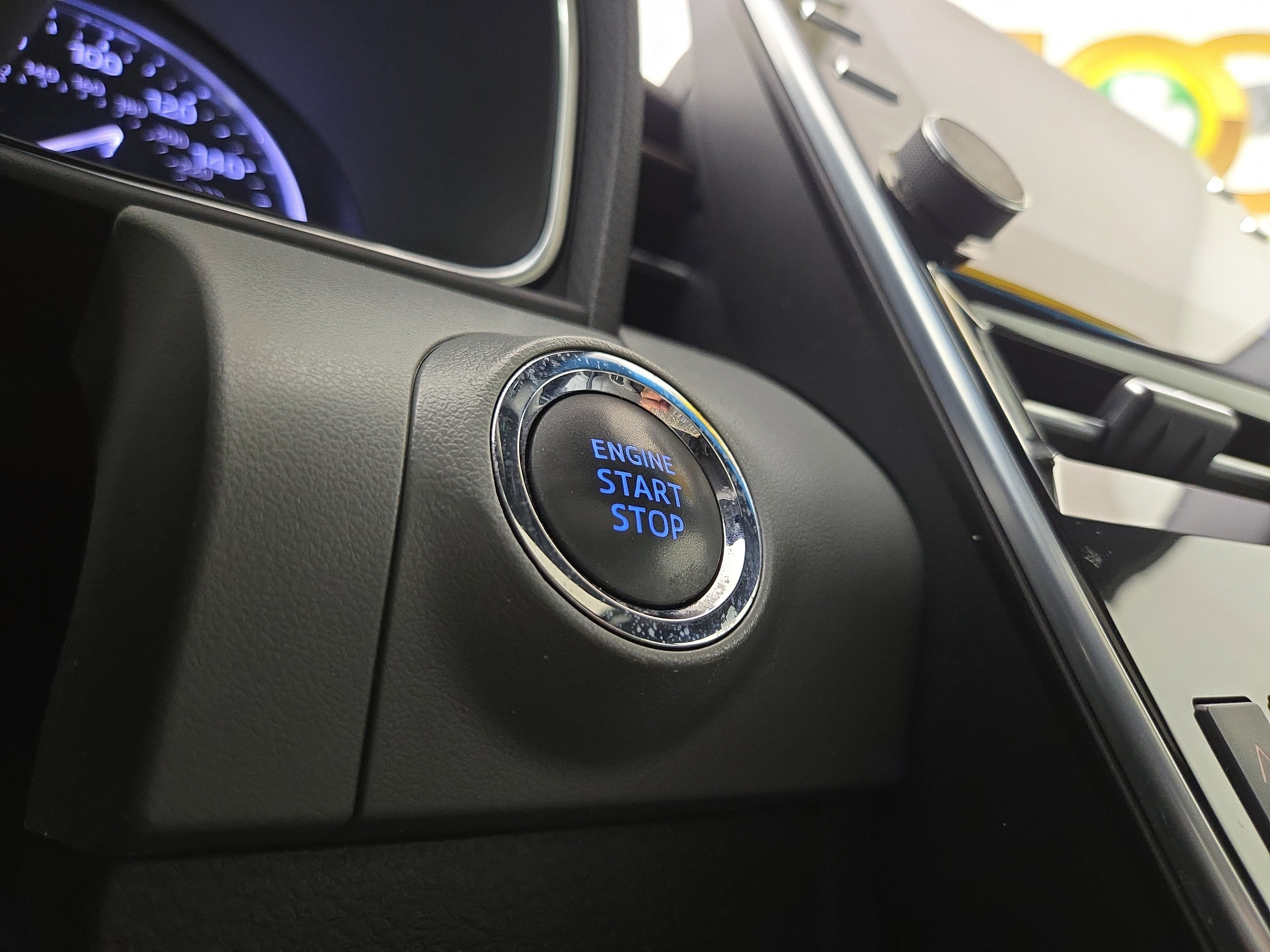 Used 2019 Toyota Avalon Limited image 25