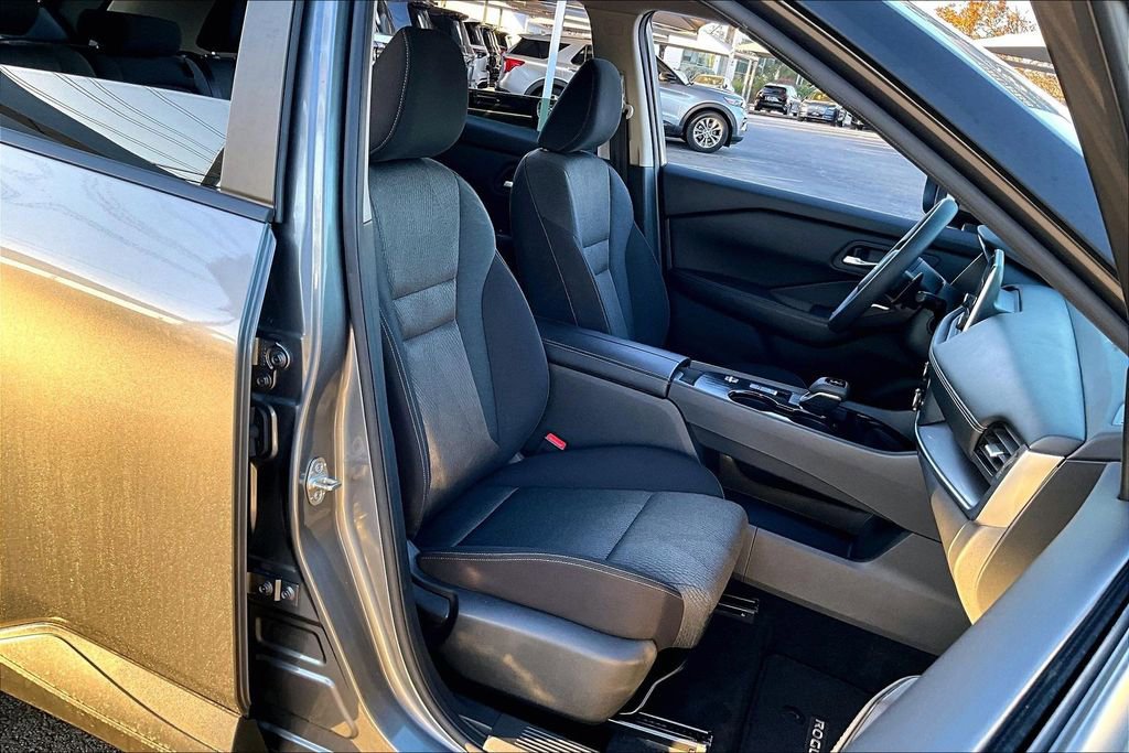 Used 2024 Nissan Rogue SV image 12