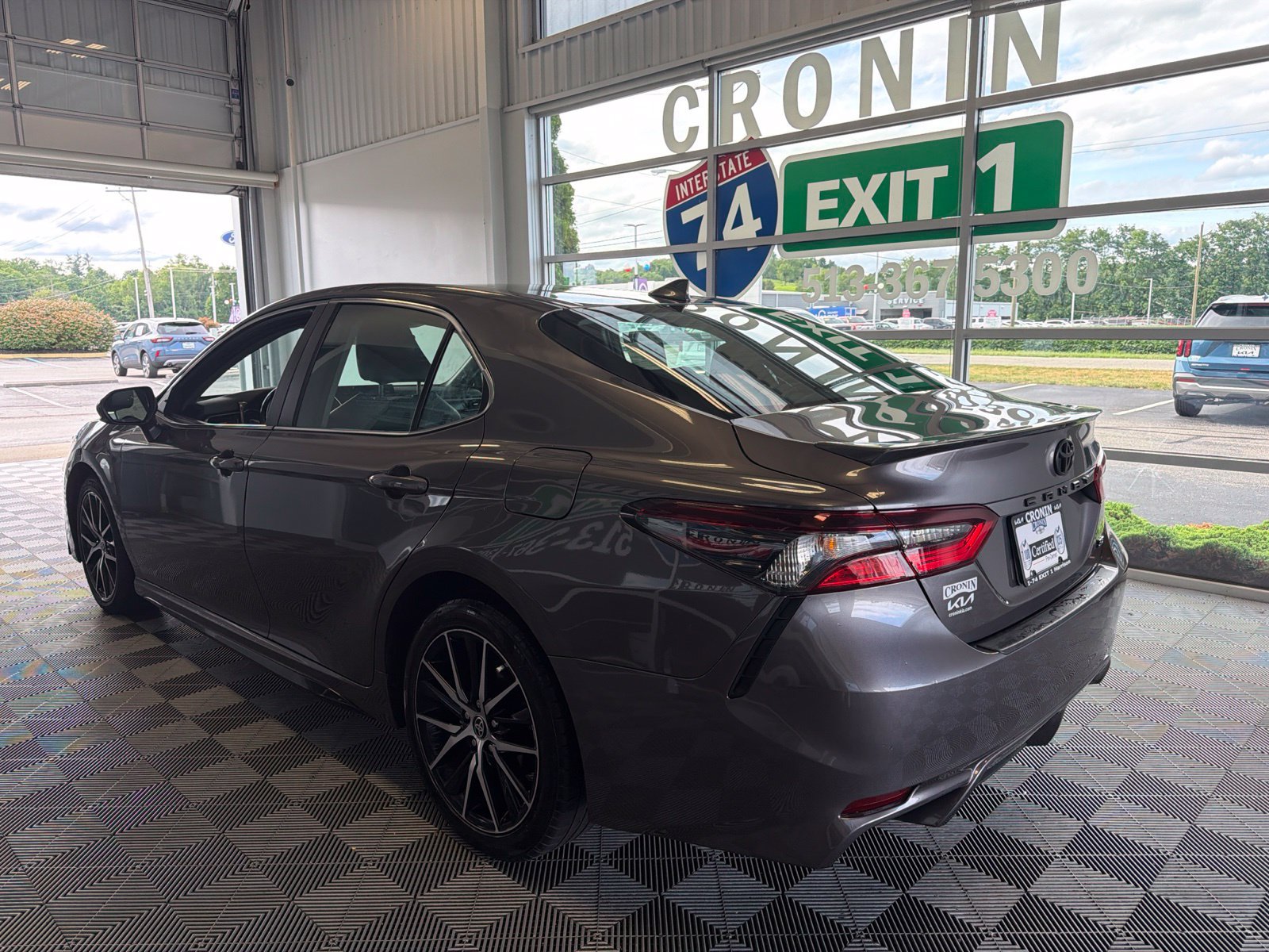 Used 2024 Toyota Camry SE FWD image 4