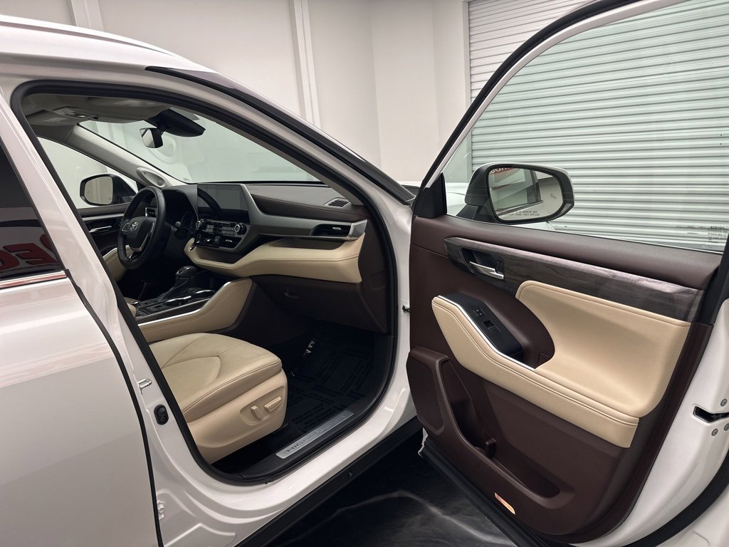 Used 2022 Toyota Highlander Limited image 8