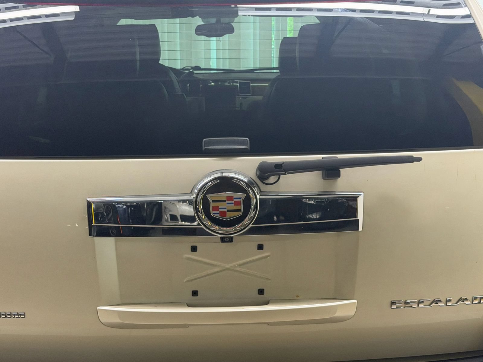 Used 2011 Cadillac Escalade Platinum AWD/4WD image 11