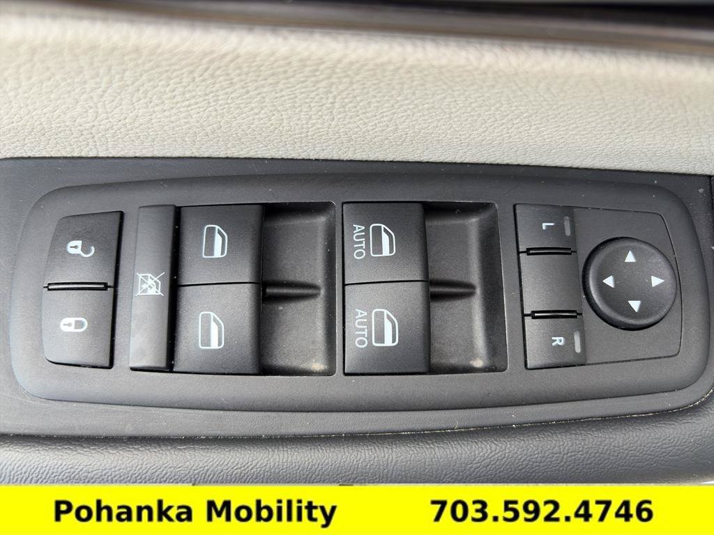 Used 2024 Chrysler Pacifica Touring-L FWD image 23