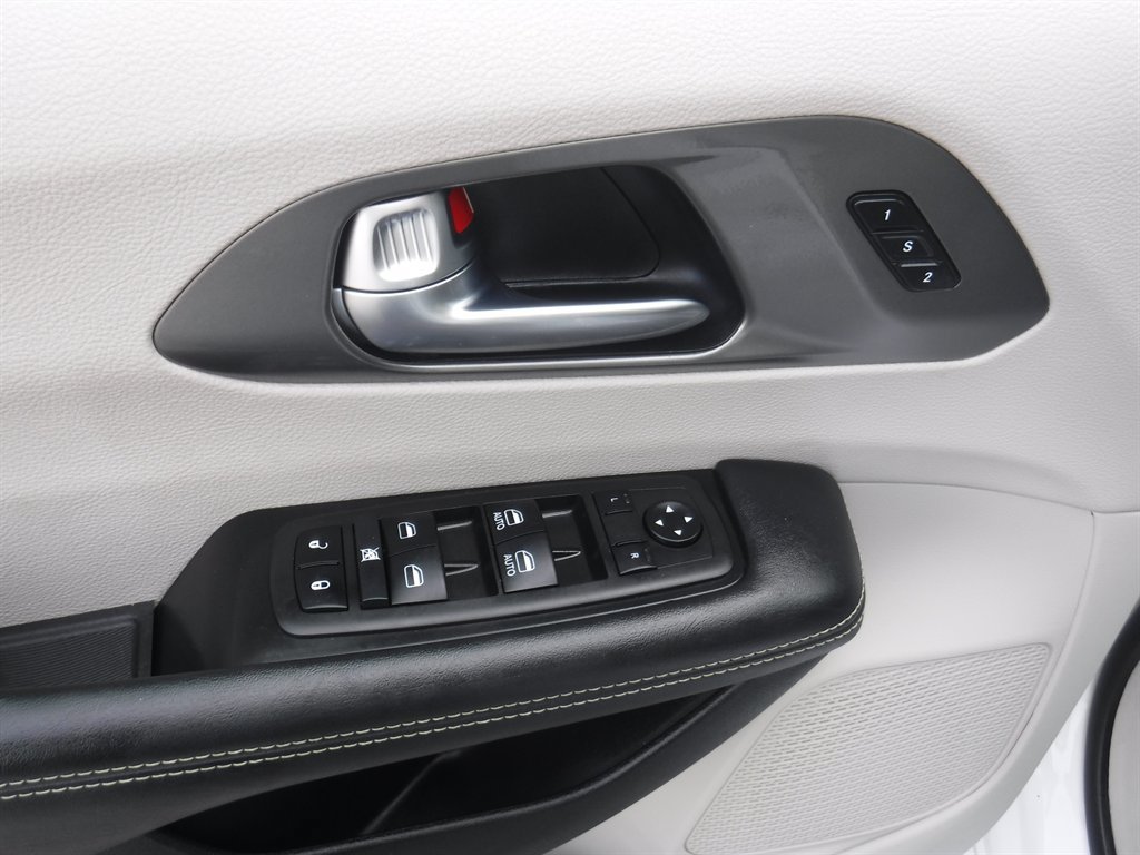 Used 2023 Chrysler Pacifica Touring-L FWD image 16