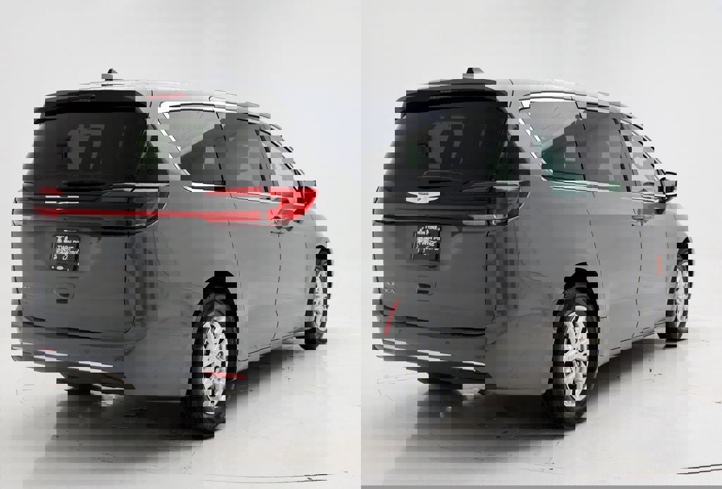 Used 2023 Chrysler Pacifica Touring-L image 8