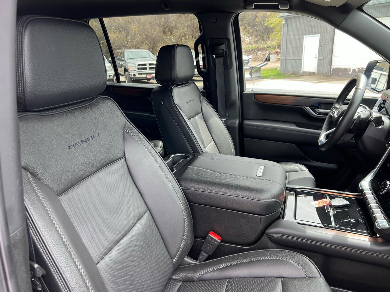 Used 2025 GMC Yukon XL Denali AWD/4WD image 10