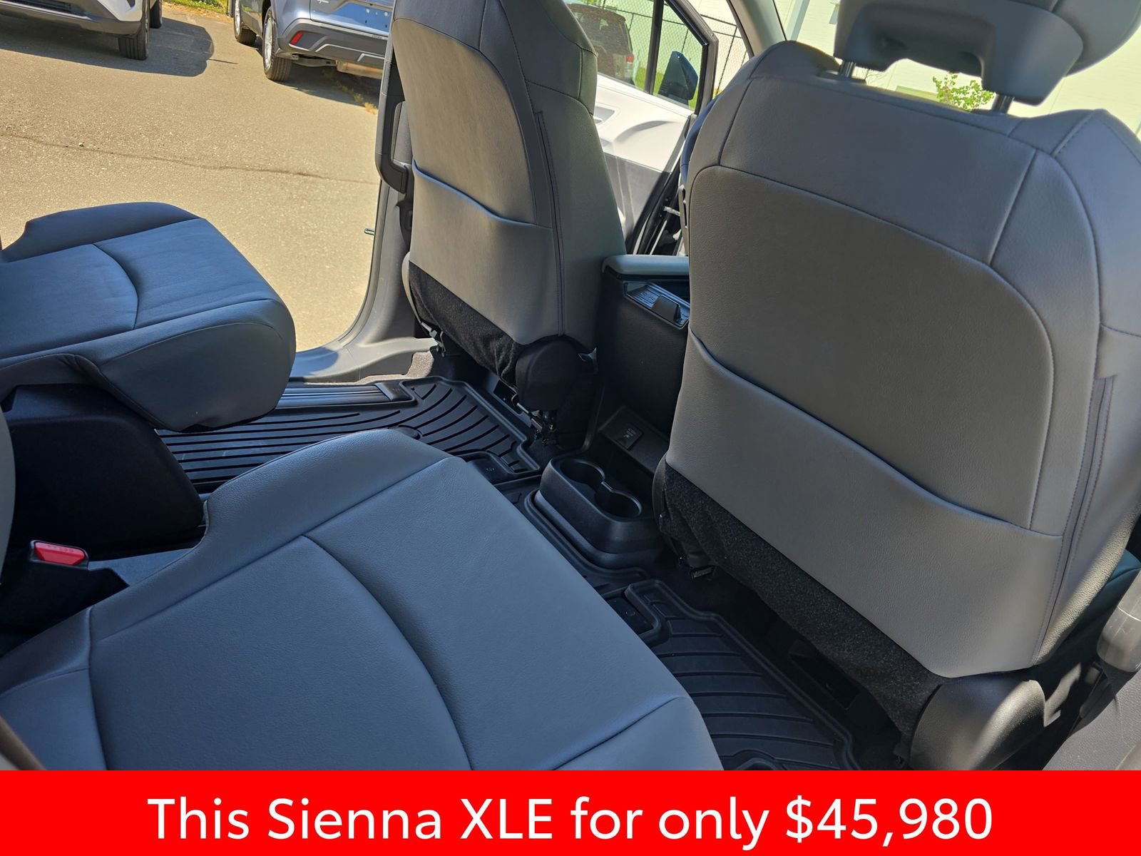 Used 2025 Toyota Sienna XLE w/ XLE Plus Package FWD image 17
