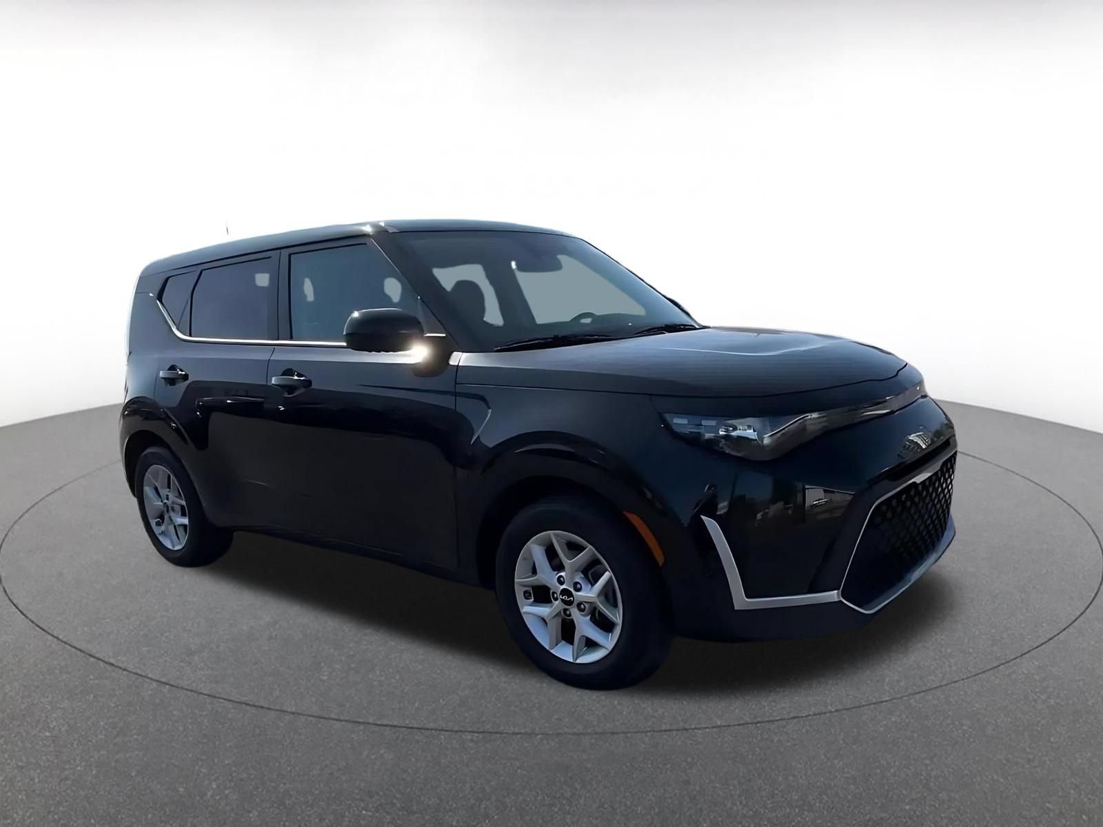 Used 2025 Kia Soul LX w/ LX Technology Package FWD image 2