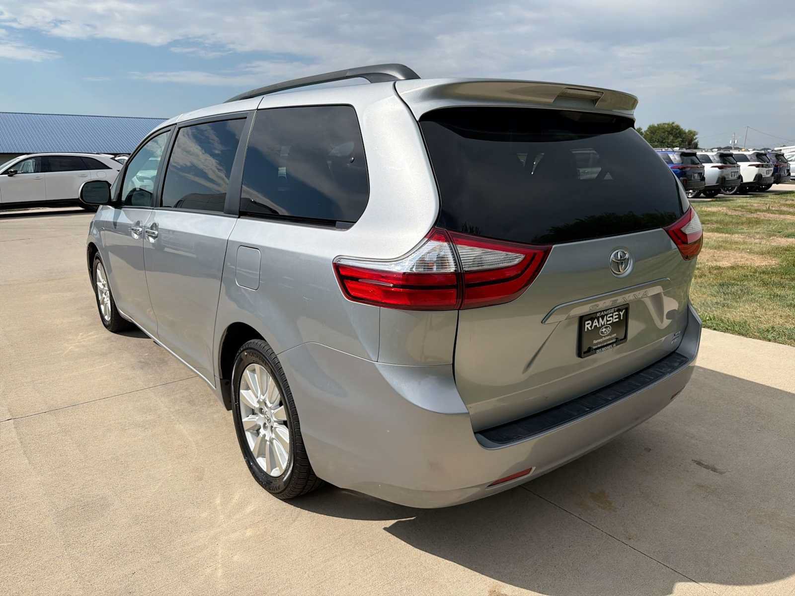 Used 2017 Toyota Sienna XLE AWD/4WD image 4