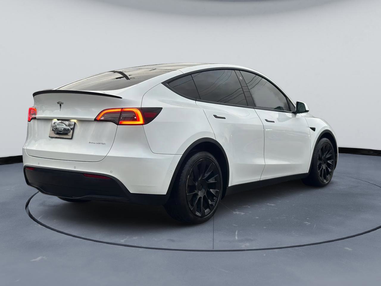 Used 2022 Tesla Model Y Long Range image 7