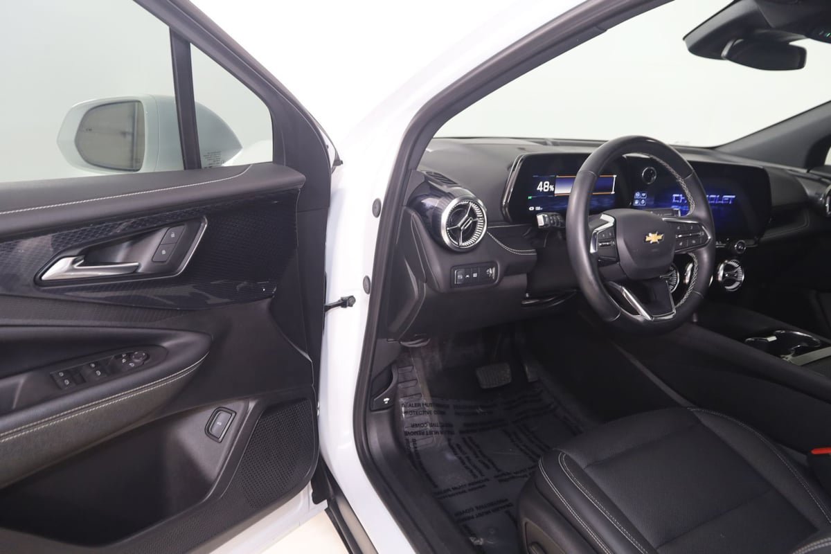 Used 2025 Chevrolet Blazer EV LT AWD/4WD image 44