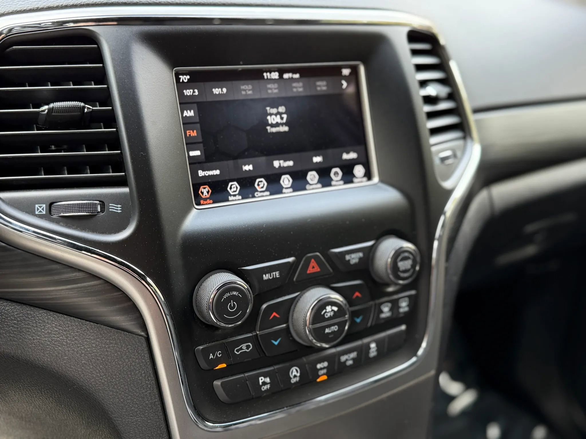 Used 2019 Jeep Grand Cherokee Laredo AWD/4WD image 31