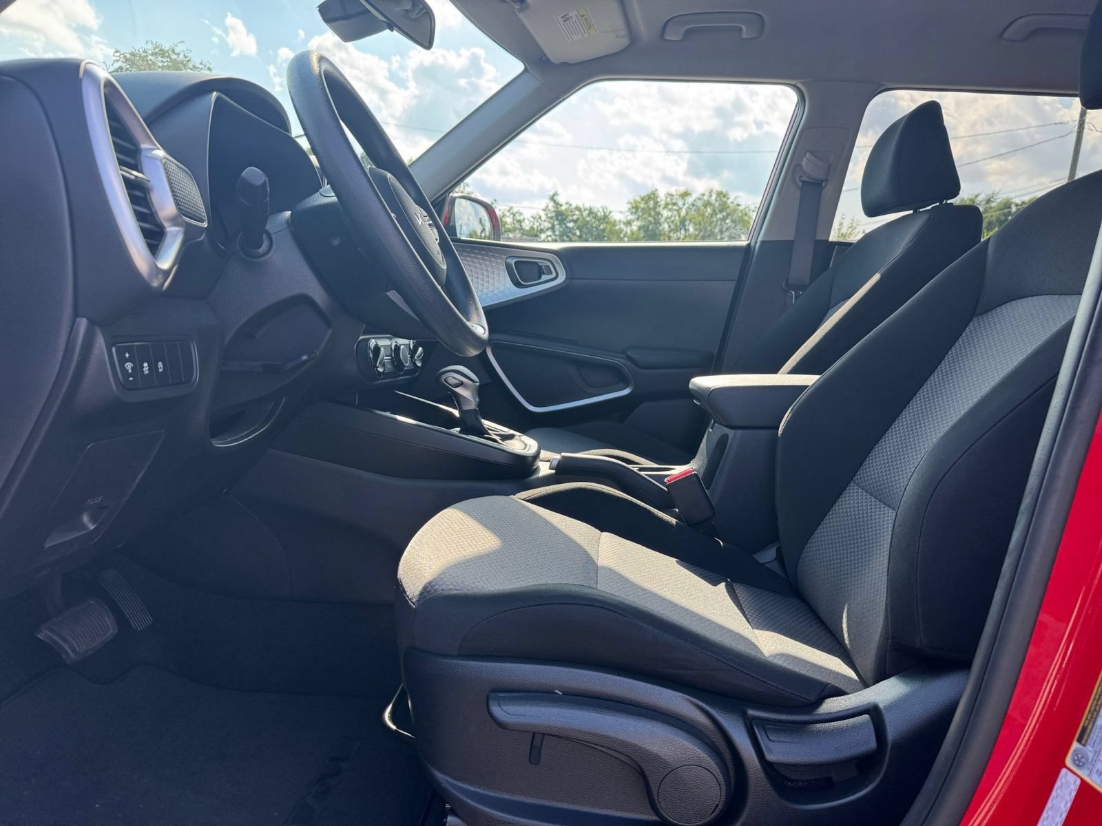 Used 2025 Kia Soul LX w/ LX Technology Package FWD image 24