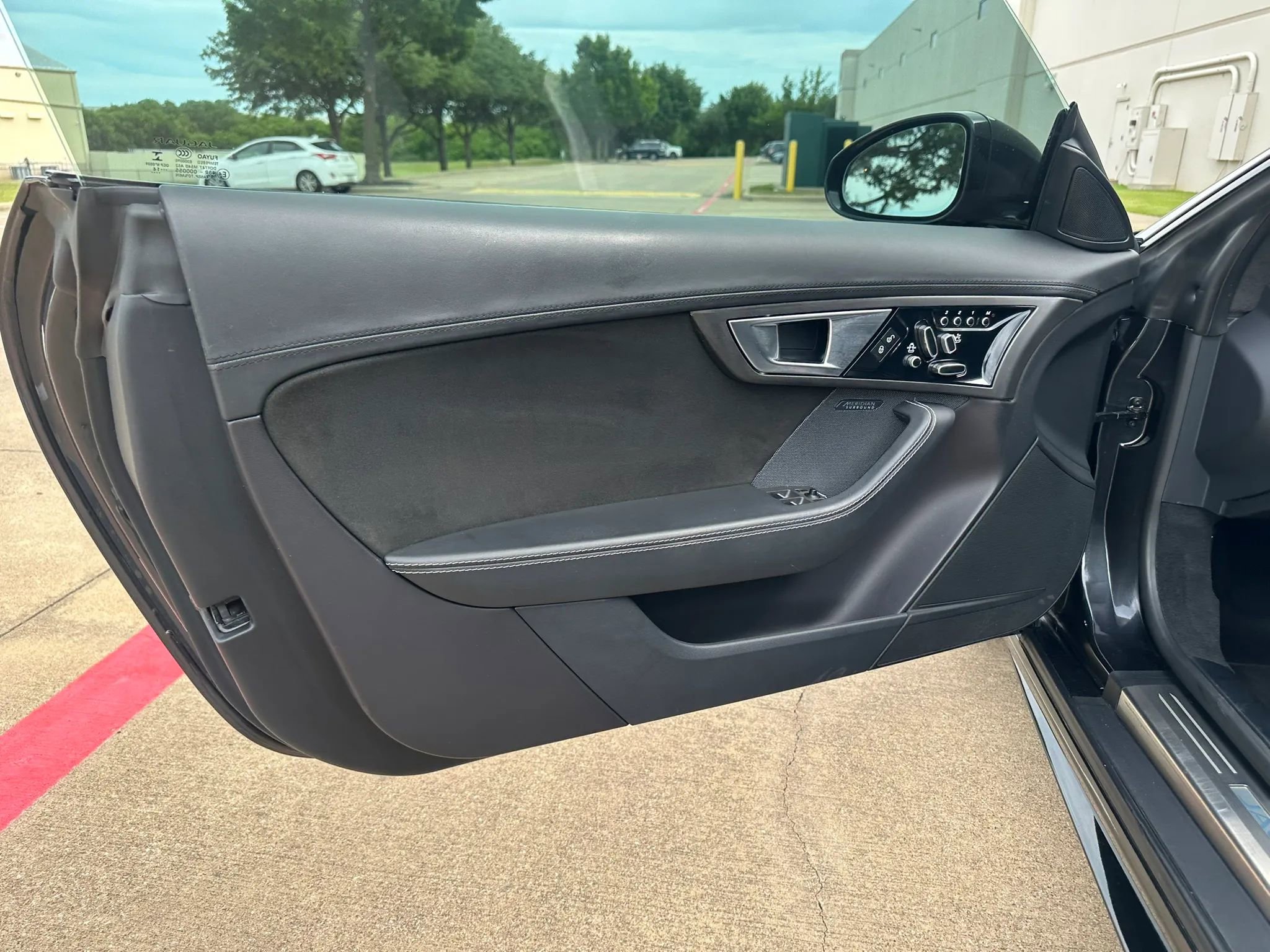 Used 2015 Jaguar F-TYPE R RWD image 18
