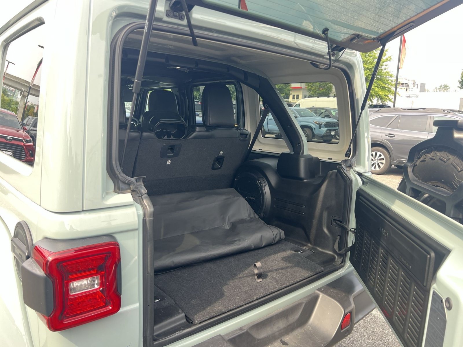Used 2024 Jeep Wrangler Unlimited Sahara w/ Technology Group AWD/4WD image 23