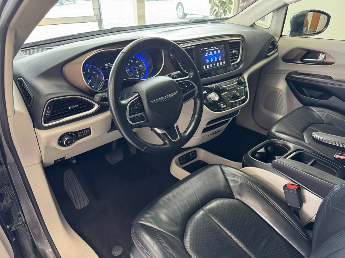 Used 2018 Chrysler Pacifica Touring-L FWD image 12