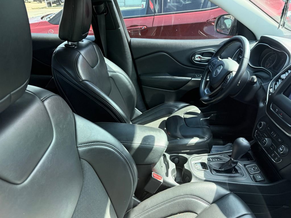 Used 2020 Jeep Cherokee Latitude Plus w/ Cold Weather Group image 3