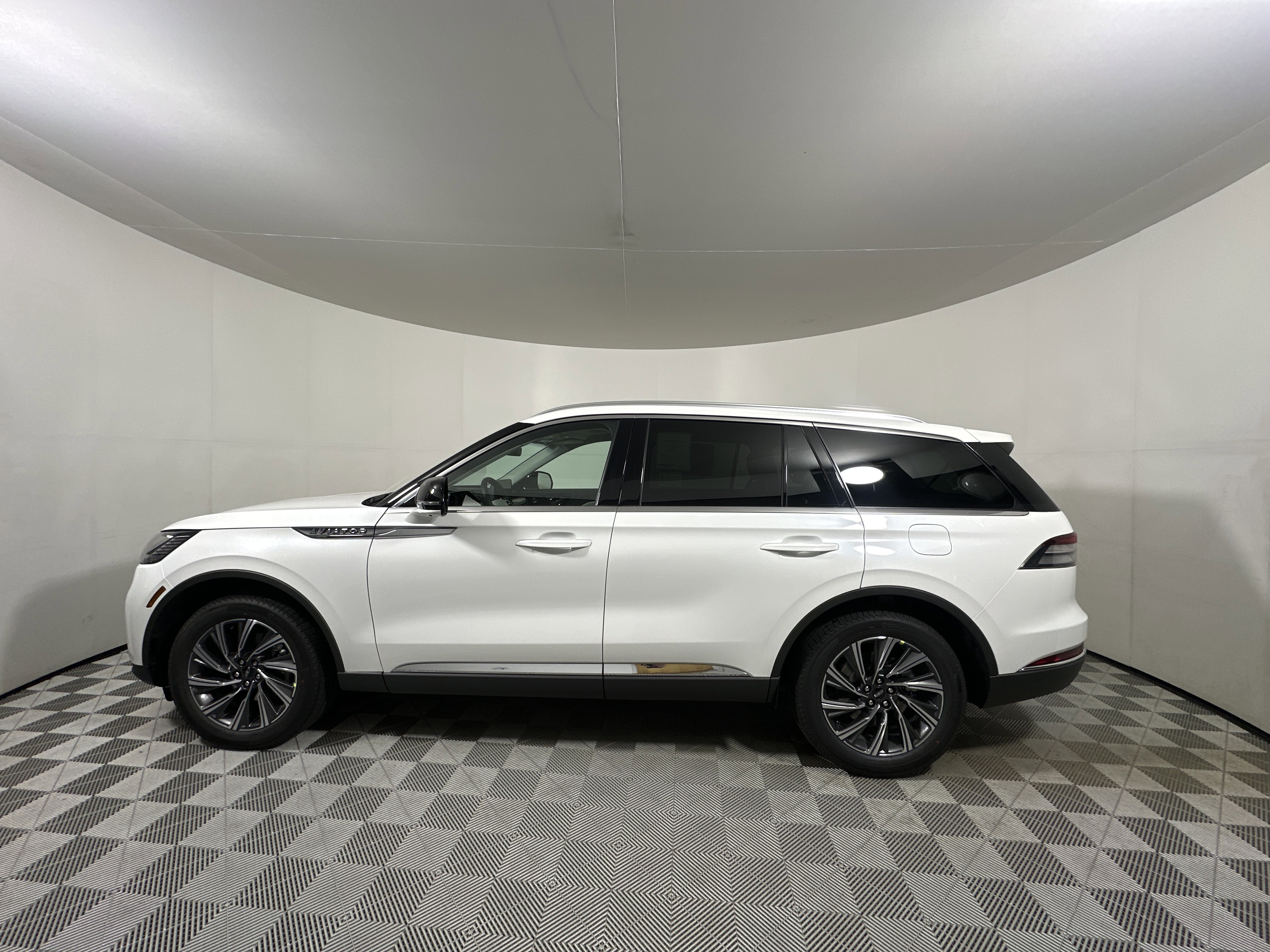 New 2025 Lincoln Aviator AWD image 4