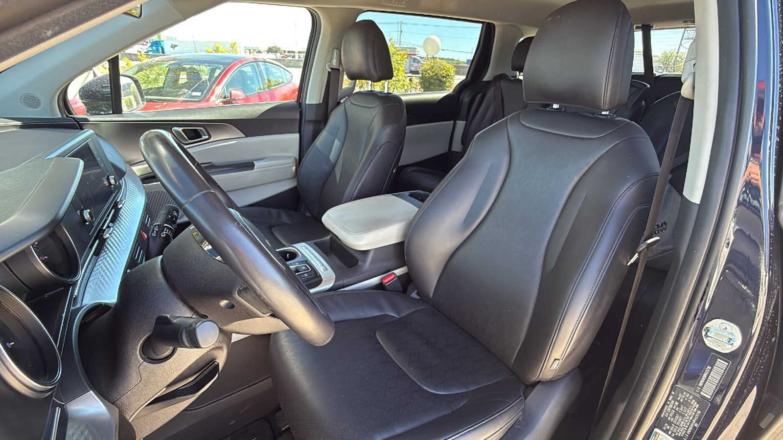 Used 2024 Kia Carnival LX image 15