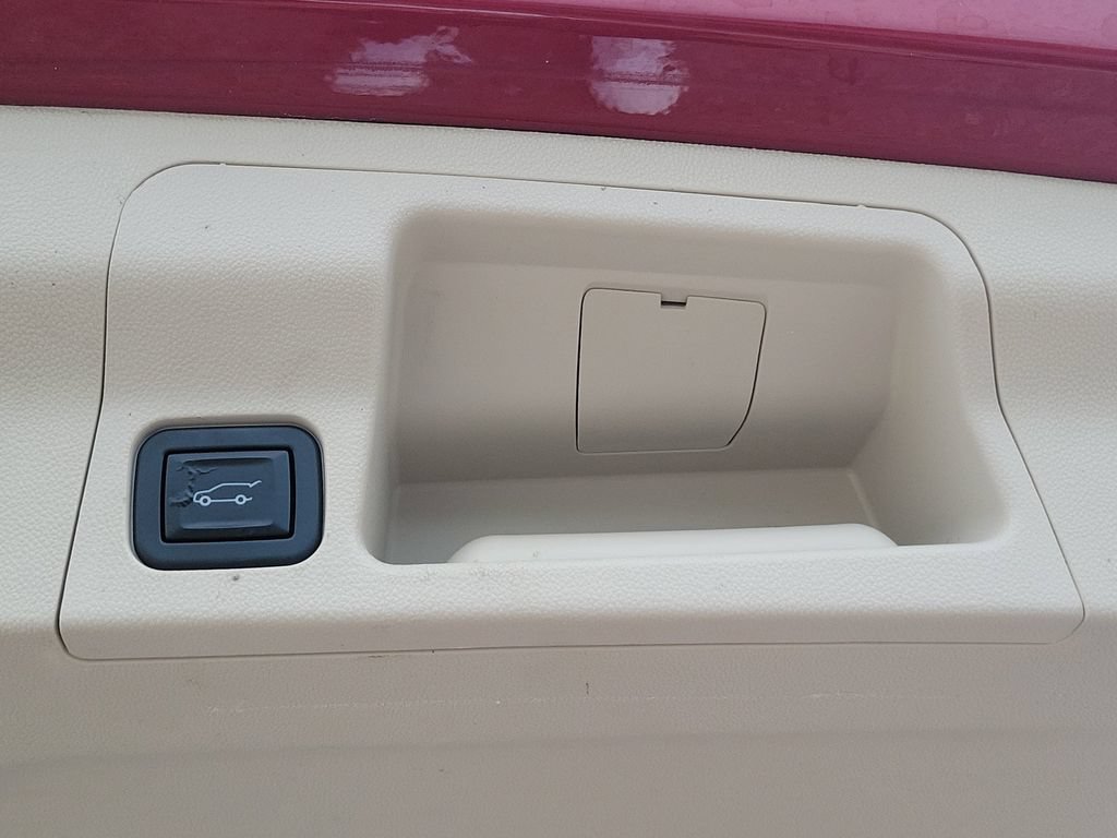 Used 2020 GMC Acadia Denali w/ Technology Package FWD image 11