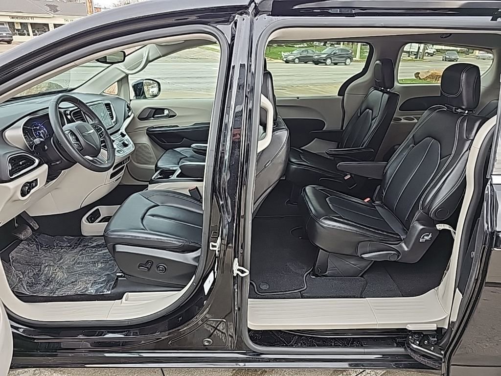 Certified 2024 Chrysler Pacifica Touring-L image 4
