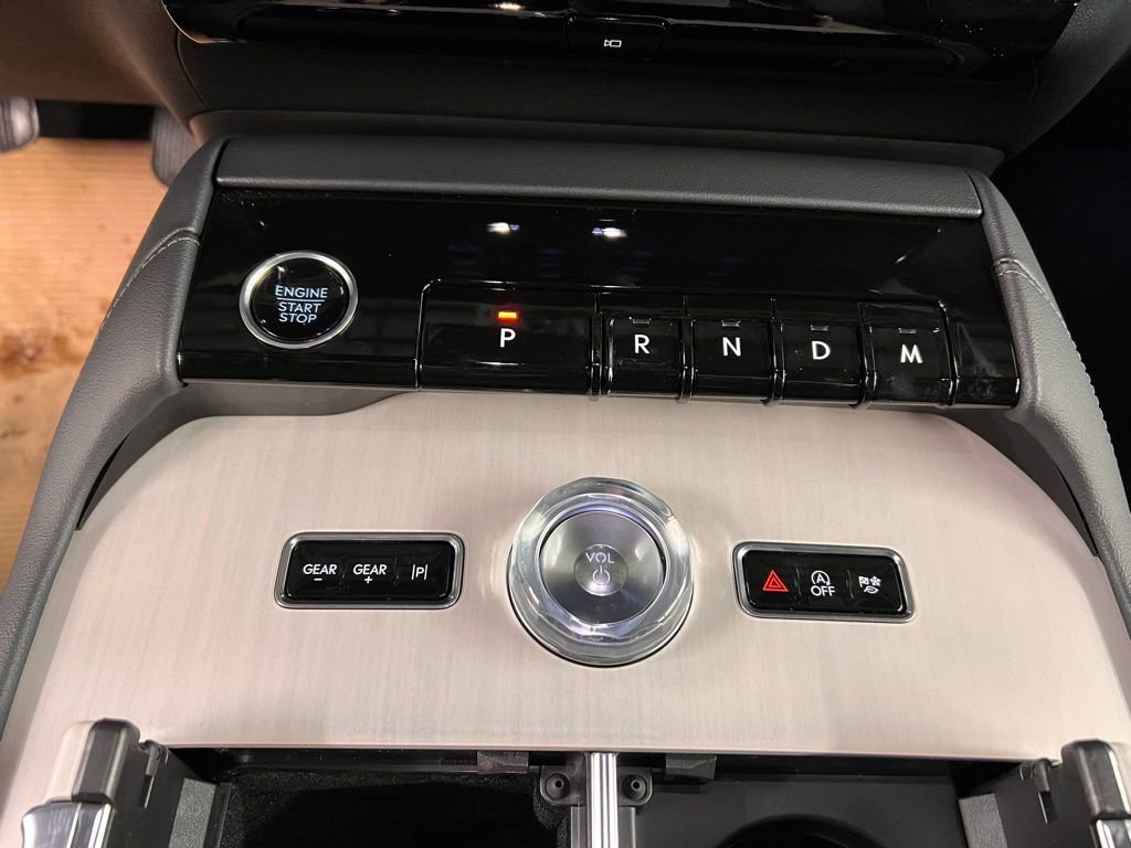 Used 2025 Lincoln Navigator Reserve w/ Jet Appearance Package image 17